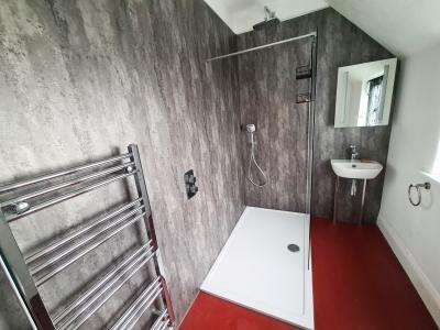 Mary Shelley themed room with side view of sea + walk-in shower